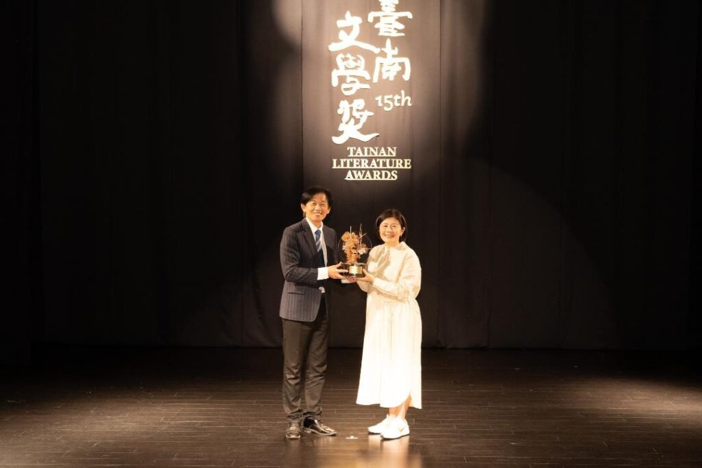 第五屆葉石濤短篇小說文學獎首獎得主劉梓潔(右)接受葉澤山副市長頒發獎座。(圖/臺南文化局提供)