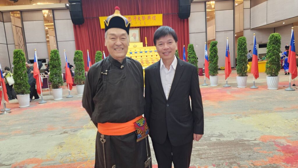 ▲文化部主任秘書林宏義(右)與蒙藏文化協會理事長海中雄在祭祀大典會場合影留念。(記者 辛澎祥/攝)