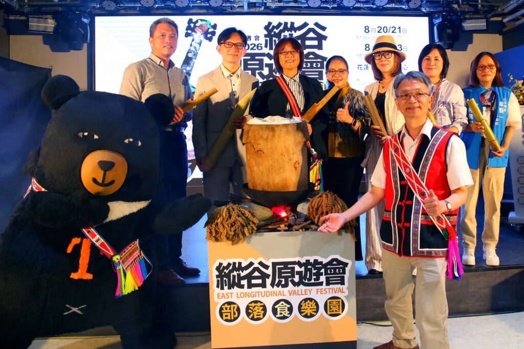 ▲許宗民處長(前)與多位貴賓為縱谷原遊會部落食樂園活動造勢宣傳。(記者 辛澎祥/攝)