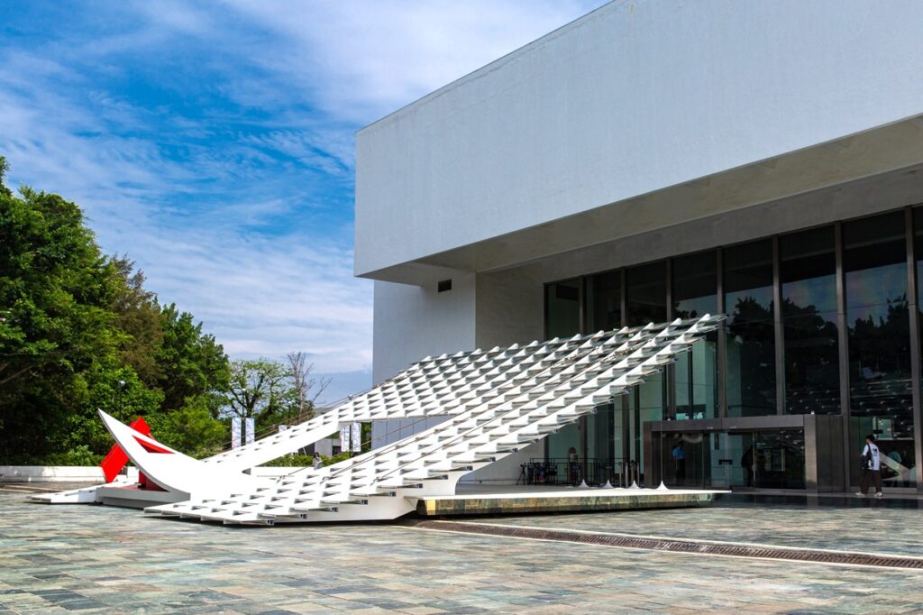 北美館2026 X-site計畫《鏡・亭・山：相看兩不厭》於戶外廣場展出。（圖/北美館提供）