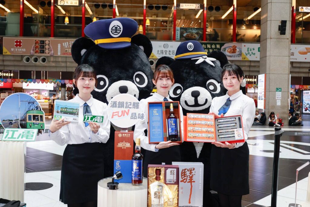 ▲台鐡人員在現場大力行銷鐡路便當節之商品。(圖/台鐡公司 提供)