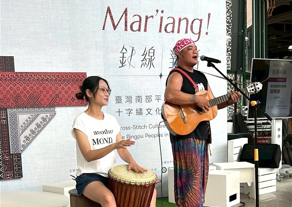 「Mariang!_部落市集」邀請原住民歌手法拉斯現場彈唱多首歌曲。（圖/纖博館提供）