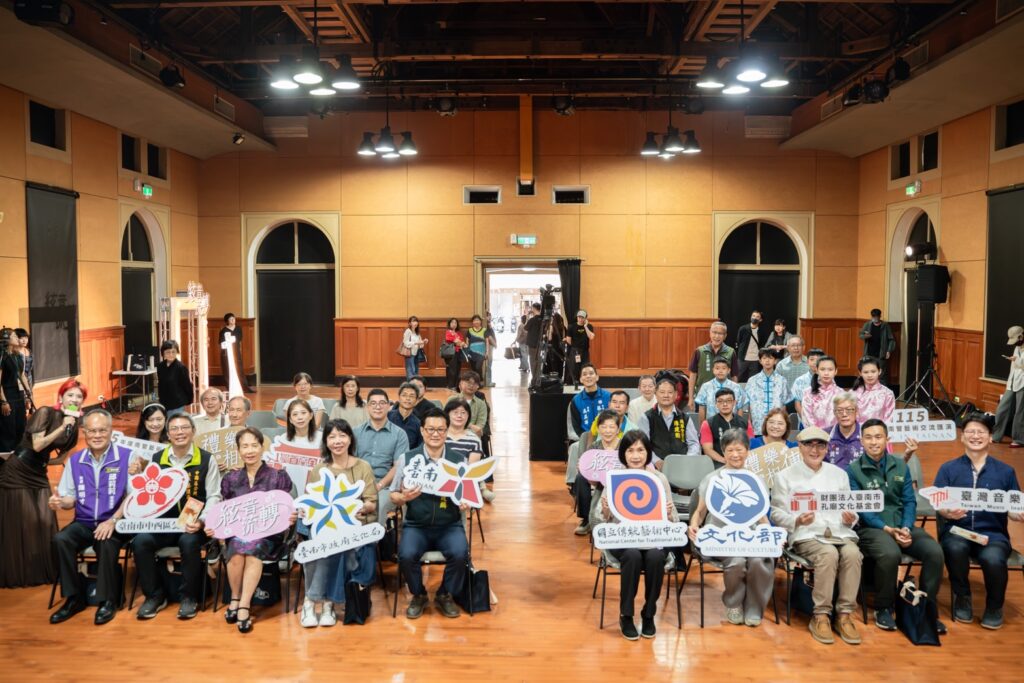 ▲出席活動揭幕式的貴賓以大合照合影留念，場面熱烈。（圖/傳藝中心 提供）