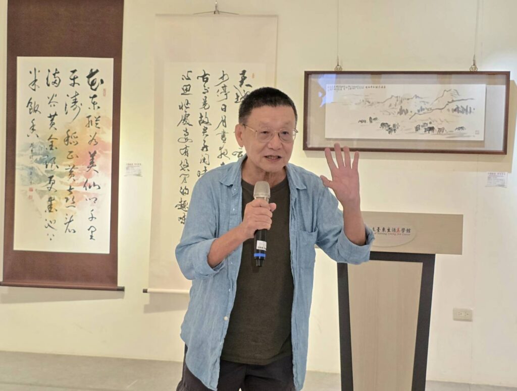 ▲臺東知名詩人徐慶東老師表示，他推崇這次展覽的藝術家們用心創作所帶來的真情表現，在與外界對話時必然能帶來心境的提昇，以體會出藝術生命的美感。（記者 詹佳綺/攝）