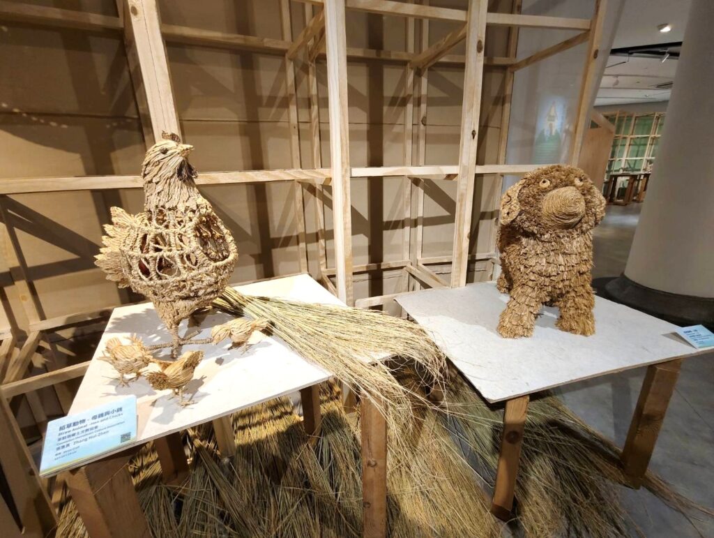 原本被忽略或丟棄的纖維廢材、其實都藴含著新的可能、只要善加利用，他們就能再次進入生活、成為美麗又實用的物件，例如稻草動物：母雞與小雞(圖左)、小狗(圖右)。（記者 陳安婷/攝）