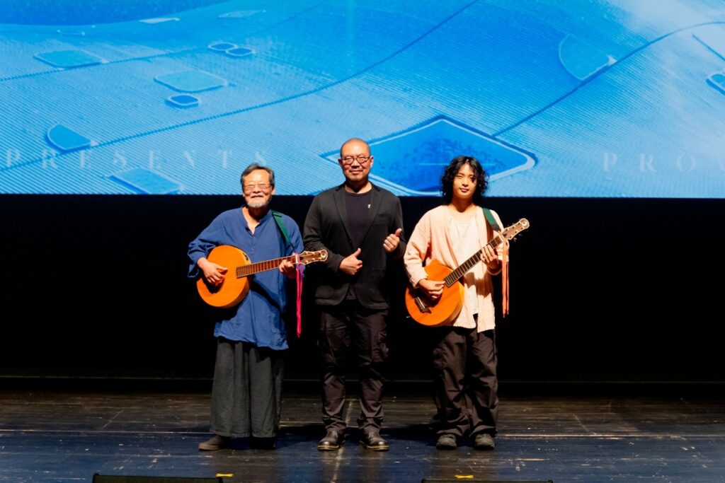 音樂家陳明章(左)帶來《戀戀40─陳明章現場作品四十年》新年音樂會、7月和陳言祐(右)父子同台,衛武營藝術總監簡文彬邀請眾人走進劇場。(圖/kito攝)