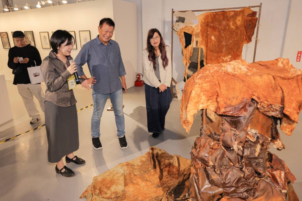 ▲策展單位為蔡詩萍局長（中）趙釧玲總監進行作品導覽。（記者 辛澎祥/攝）