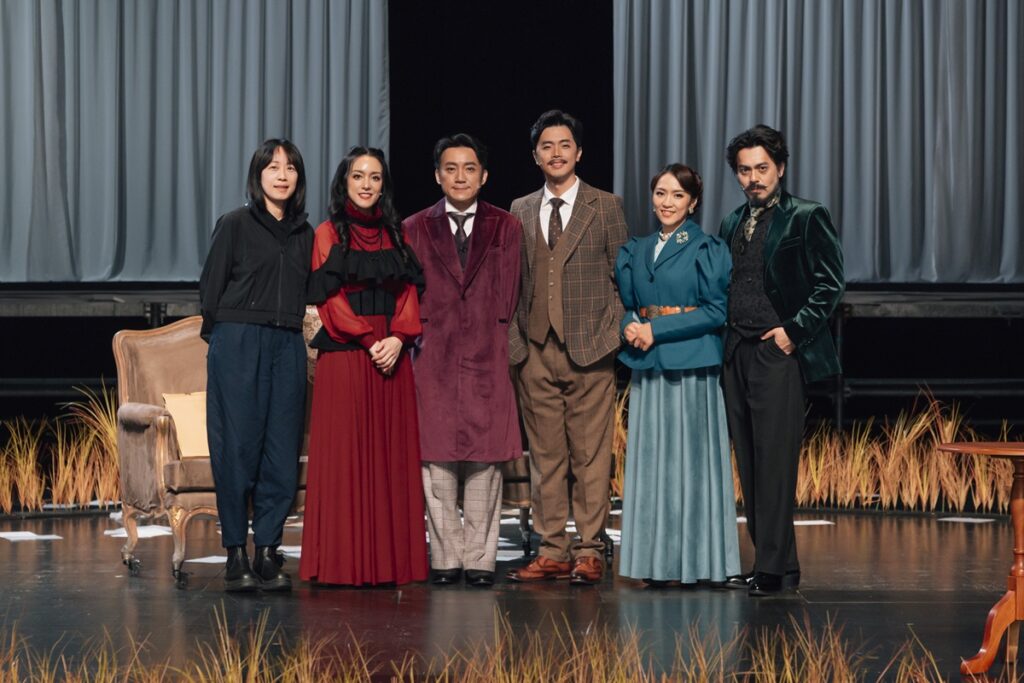 導演陳侑汝（左起）、演員蔡佾玲、林子恆、王宏元、買黛兒、賴澔哲合影。（圖/北藝中心提供）