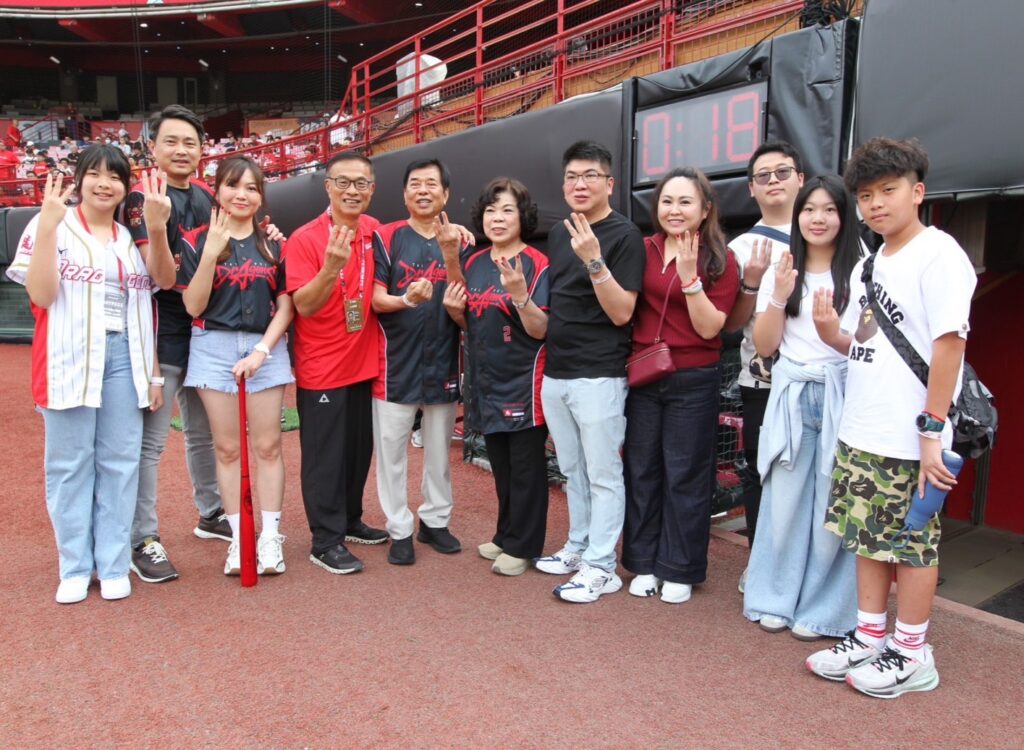 ▲味全龍職棒副董事長黃宗仁(左四)與宏利發建設公司經營團隊在球場合影留念,神情愉快。(記者 逯小兵/攝)