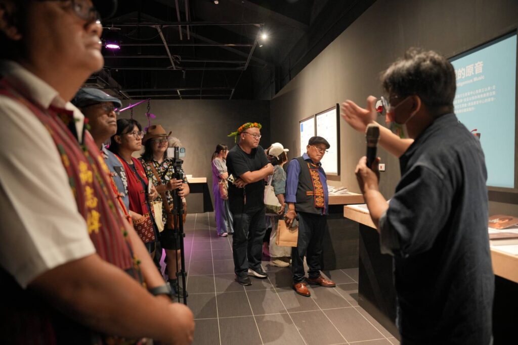 ▲策展人(右)為來賓進行作品導覽,場面熱烈。(圖/臺灣音樂館 提共)