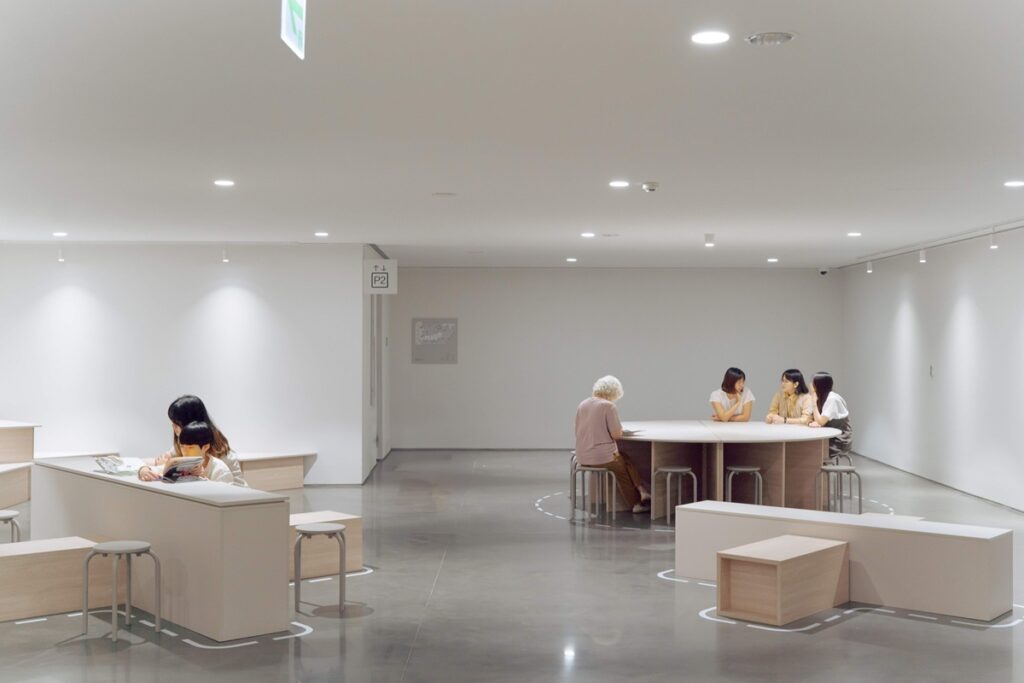 「共融空間」為兼具休憩、交流、閱讀功能的多元場域。（圖/臺中市立美術館提供，攝/林祐任）