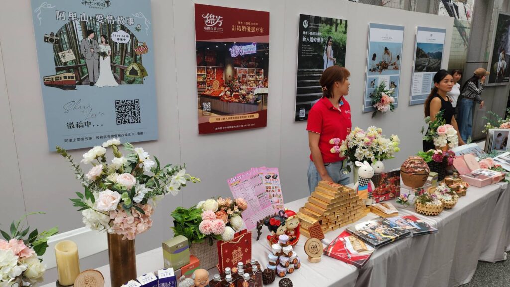 ▲活動現場擺設充滿喜氣的婚禮與婚宴用品,營造了歡樂與期待的氣氛。(記者 辛澎祥/攝)