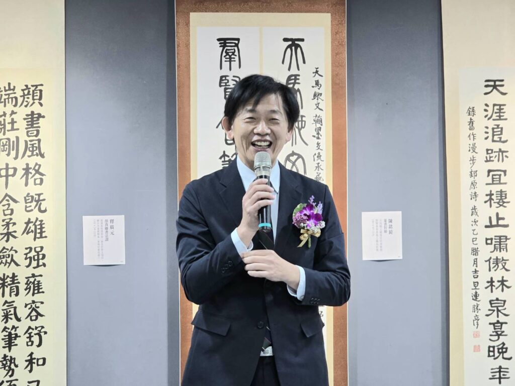 ▲臺南市政府副市長葉澤山於開幕式上致詞時表示，書法最動人的不只是形式表達，每一個字的筆畫更是意境的彰顯與情感的表現，這次大展在傳統與創新交融中展現書法的極大可能性，讓人深摯感動。（記者 詹佳綺/攝）