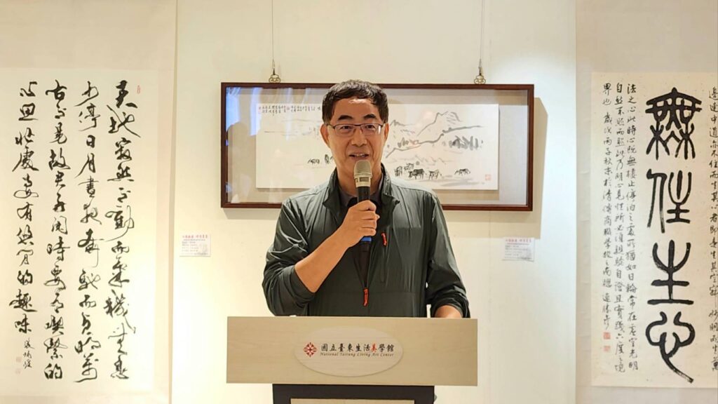 ▲國立臺東生活美學館館長徐敘國在開幕式上致詞時表示，這次主辦單位能以北花東三地藝術家的主題聯展，可說創新獨具且意義重大。（記者 詹佳綺/攝）