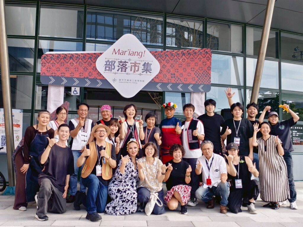 「Mariang!_部落市集」參與展演原住民藝師和在地品牌大合照。（圖/纖博館提供）