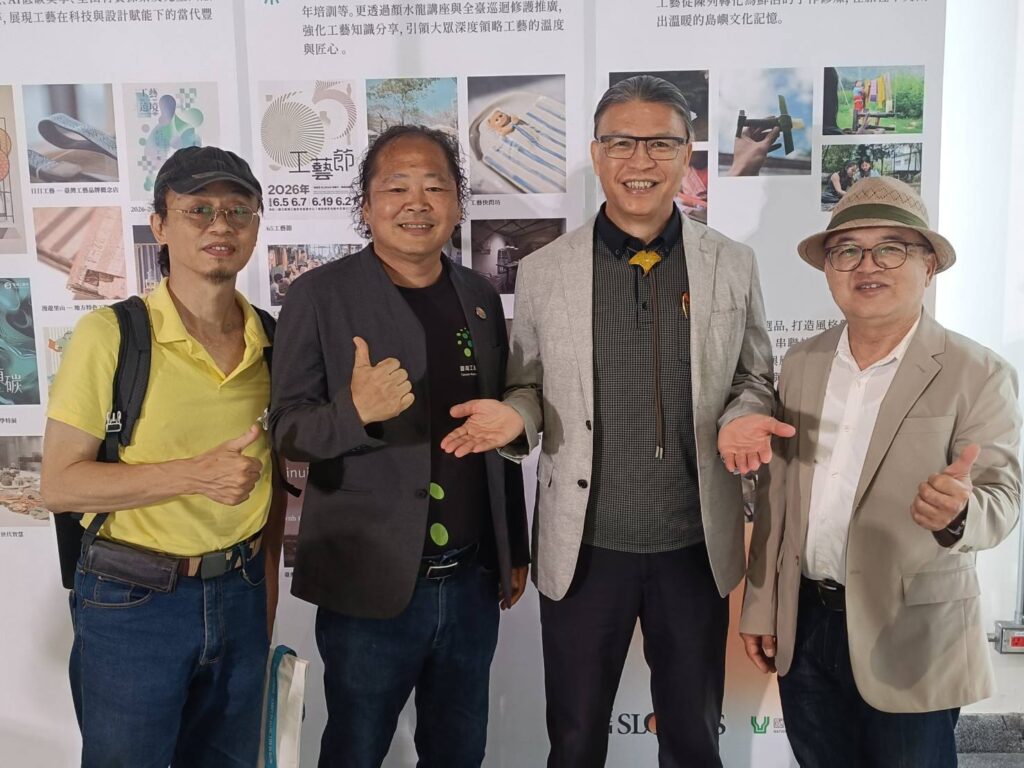 ▲工藝中心主任陳殿禮(右二)與工藝界領導人在臺灣工藝節宣誓大會上開心合影留念。(記者 辛澎祥/攝)