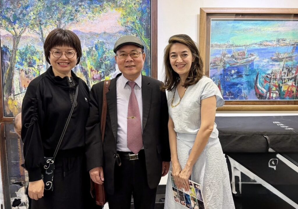▲榮譽理事長林金田(中)與台灣藝術家法國沙龍學會會員在其畫作前合影留念,神情顯得相當愉快。(圖/陳志芬 提供)