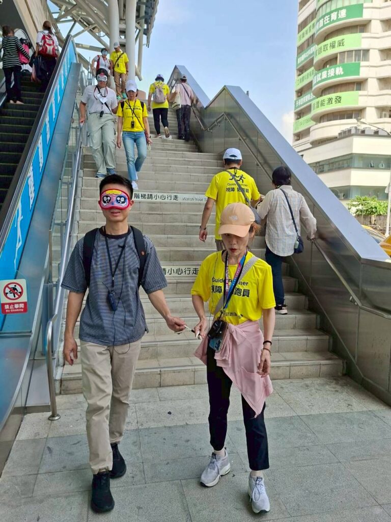 民眾於臺中火車站偽盲體驗上下樓梯。（圖/文化局提供） 