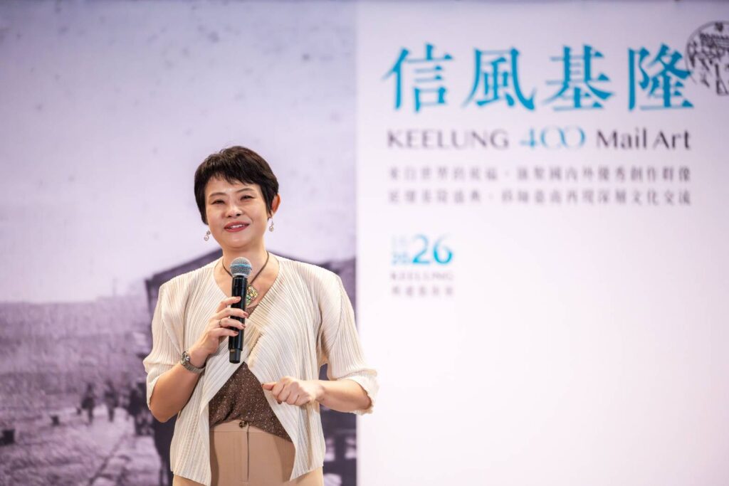 ▲文化部藝發司司長周雅菁致詞時表達對明信片存在的價值與意義，而明信片創作是重要的文化工程，期待大家能多參與及推廣。（圖/文化部 提供）