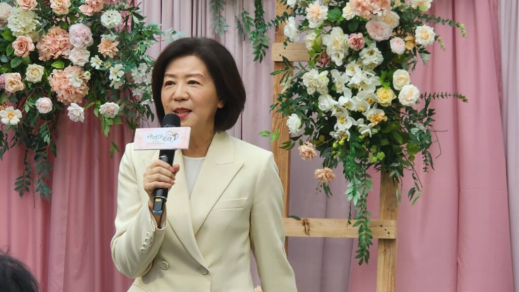 ▲立法委員王育敏對新人表達道賀與祝福之外,也期待透過阿里山神木下婚禮的舉辦,將臺灣迎向國際社會。(記者 辛澎祥/攝)