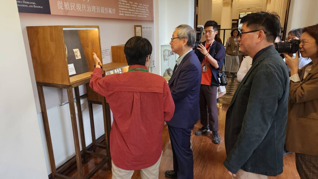▲文化部者李遠(中)在臺博館館長陳登欽(右)的陪同下聽取策展單位的導覽,神情頗為專注。(記者 辛澎祥/攝)