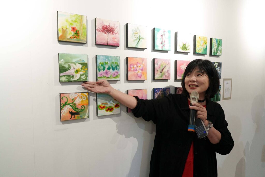 ▲林俐在她的作品前為貴賓做導覽。(圖/臺博館 提供)