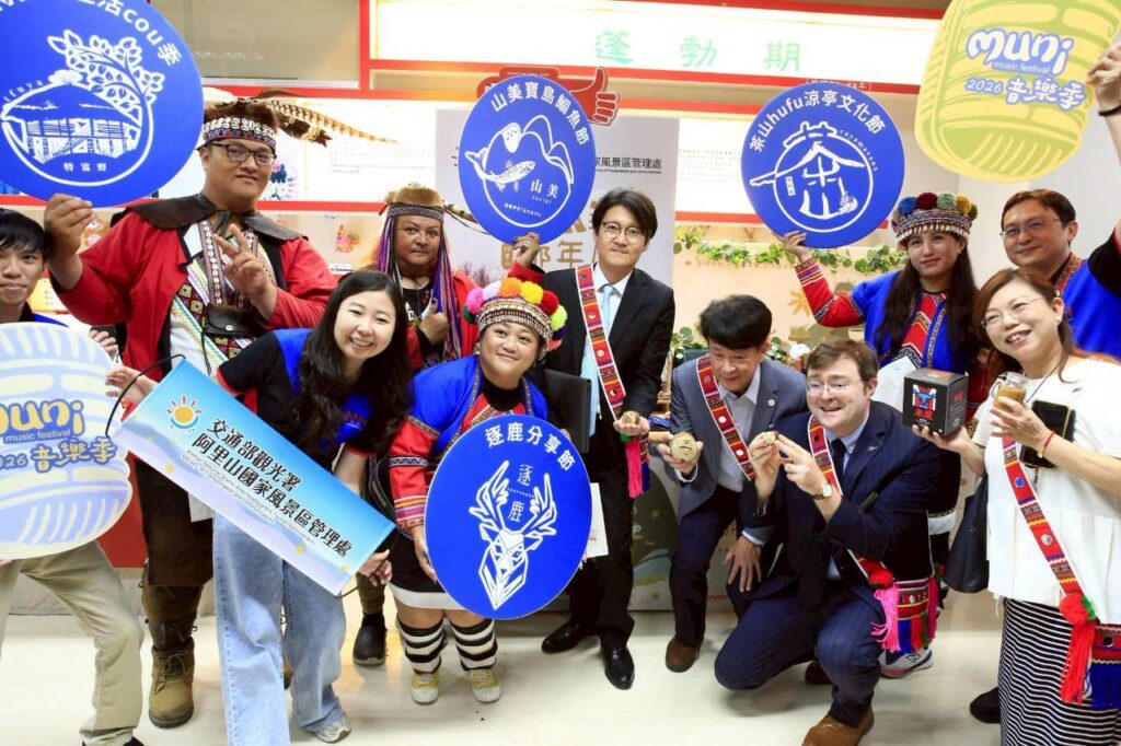 ▲出席活動貴賓也使出全力為即將在6月登場的部落嘉年華活動暖身。（記者 辛澎祥/攝）
