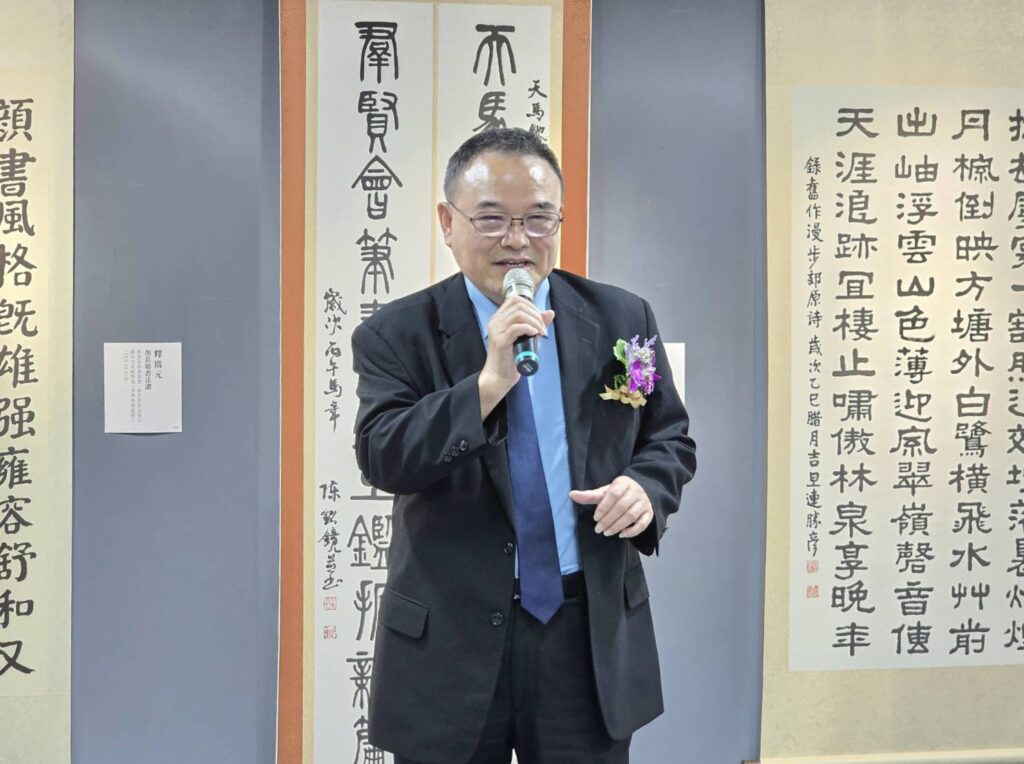 ▲國立故宮博物院院長蕭宗煌指出，故宮正展出國寶級文物的書法三寶名家墨寶，與今天展場所展出書家作品呼應，期待能與書會共同推動書法文化。（記者 詹佳綺/攝）