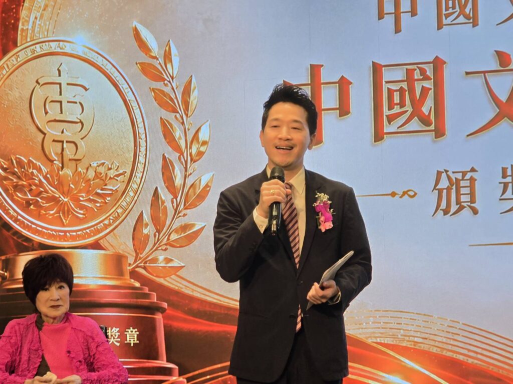 ▲總統府副秘書長何志偉代表賴清德總統向獲得榮譽中國文藝講章的得獎人表達道賀之意。（記者 詹佳綺/攝）
