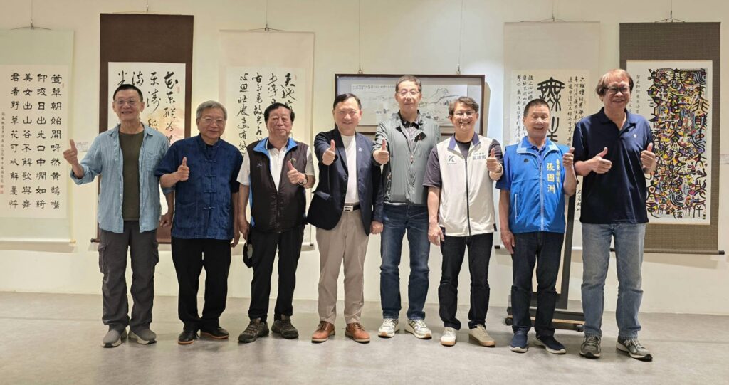 ▲擔任開幕式活動的致詞貴賓，以大合照合影留念，對此展的未來賦予高度期待。（記者 詹佳綺/攝）