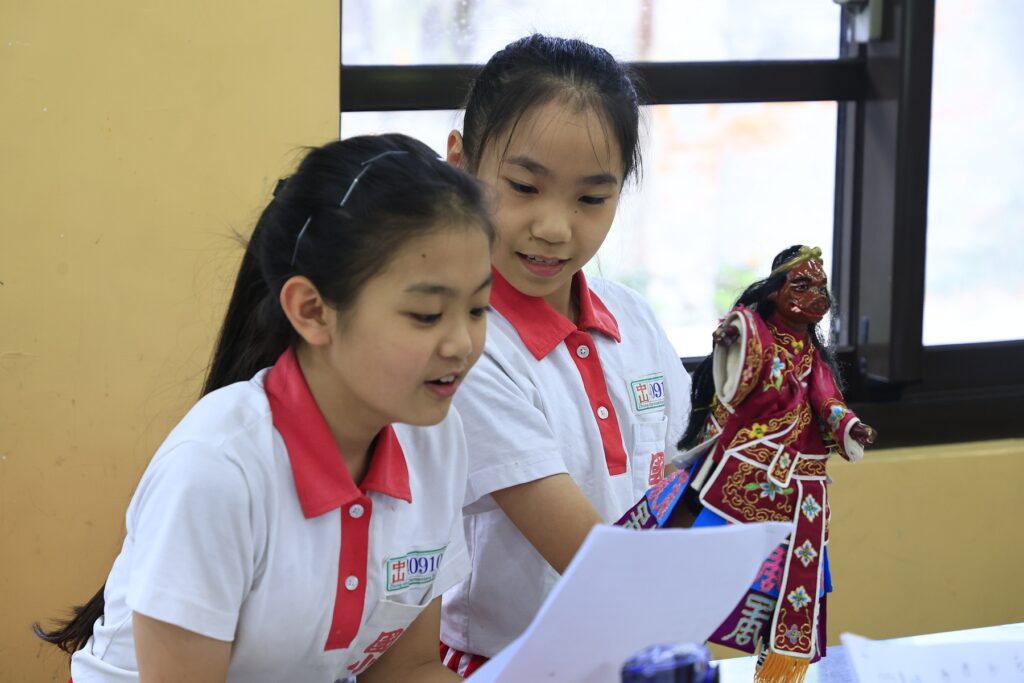 國小學生體驗布袋戲操偶及口白。（圖/文化部提供）