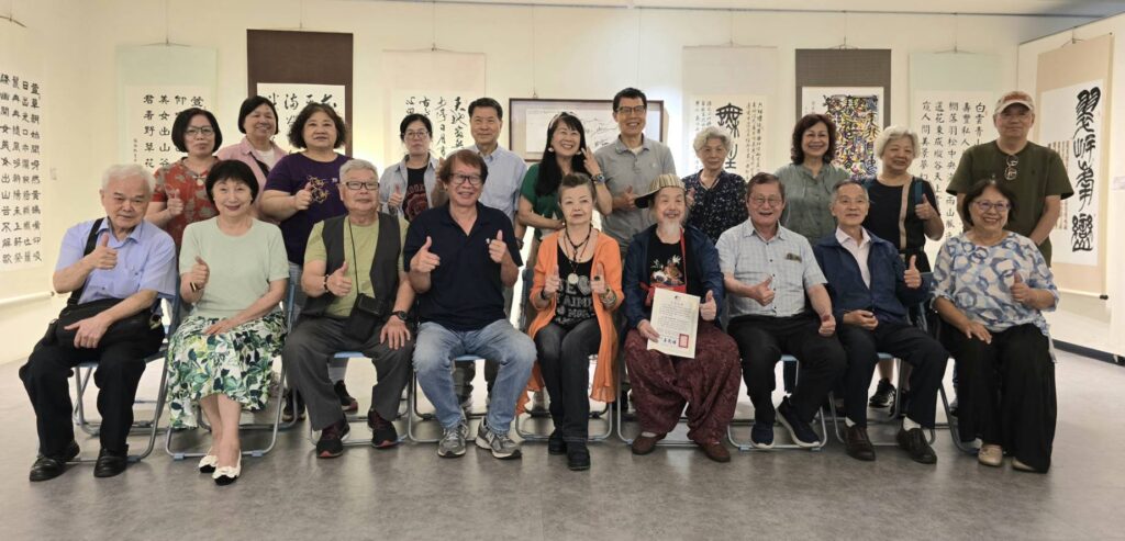 ▲專程自臺北飛來臺東出席聯展開幕式的中華娛樂文創產業發展協會的書畫老師們，在展場開心合影留念，並見證歷史。（記者 詹佳綺/攝）