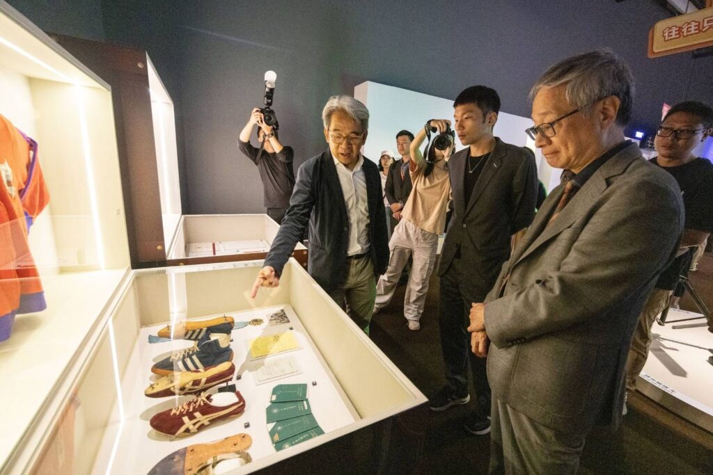 ▲策展單位為與會貴賓進行展品導覽,每人的專注聆聽神情,呈現對展覽的重視與期待。(圖/文化部 提供)