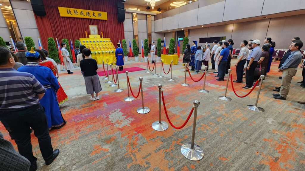 ▲文化部主任秘書林宏義(中)擔任祭典的主祭人,帶領與會者進行祭祀典禮,場面莊嚴隆重。(記者 辛澎祥/攝)