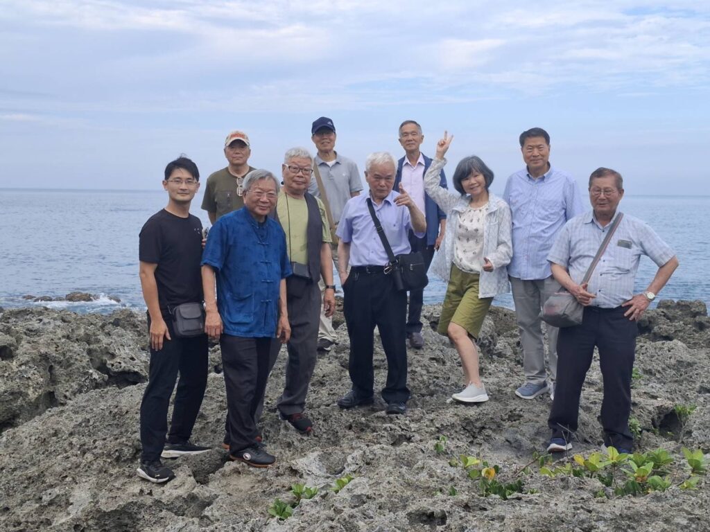 ▲北東兩地藝術家們在潮音小築的海邊采風遊憩,顯得輕鬆自在。(記者 詹佳綺/攝)