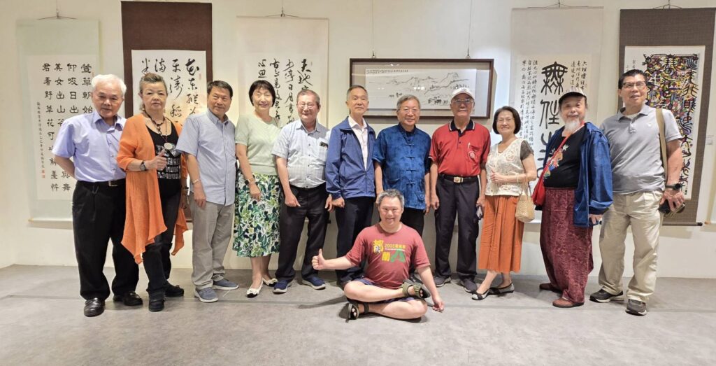 ▲參展藝術家們在展場稹密交流，話題聚焦，雅趣十足。（記者 詹佳綺/攝）