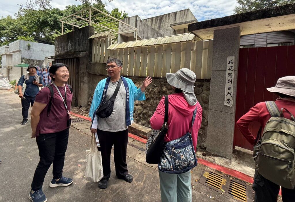 ▲中心新村為目前臺北市少數保存完整的軍醫眷村，北投說書人於保存完整的眷村住宅前介紹聚落歷史與居民生活記憶，帶領參與者認識北投地區眷村文化發展脈絡。（圖/國父紀念館 提供）
