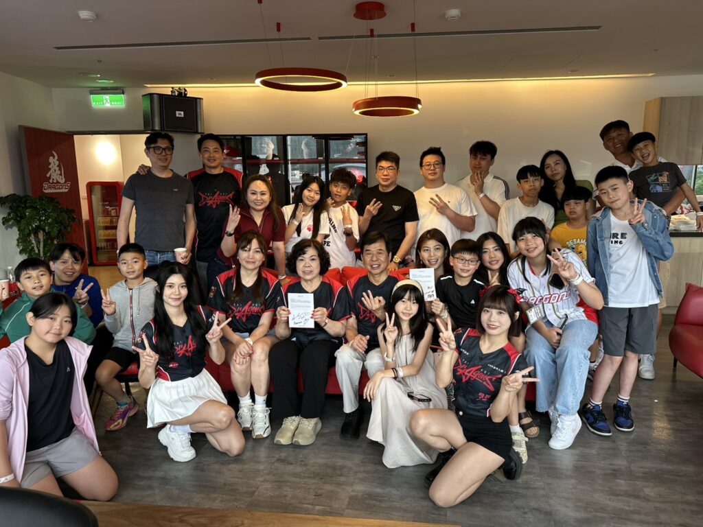 ▲開球儀式舉行後,宏利發建設經營團隊與味全隊高層暨小龍女啦啦隊合影,留下難得的大合照畫面,場面熱烈。(記者 逯小兵/攝)