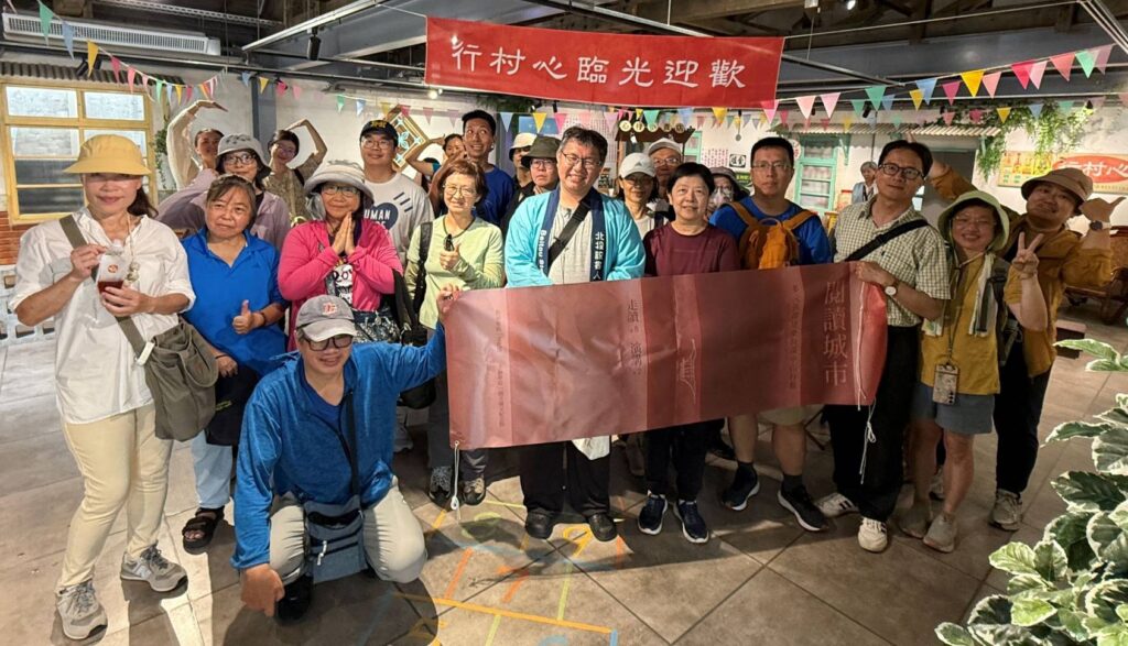 ▲走讀來到中心新村昔日居民共用空間，現已轉化為復古商店場域，並不定期舉辦藝文展演，朱砡瑩副館長（中）與老師和學員們在此為旅程劃下完美句點。（圖/國父紀念館 提供）