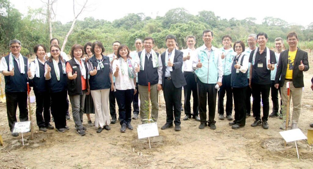 ▲「綠意郵遞ing-蜜源棲地共築行動」揭牌植樹典禮大合照。（圖/中華郵政 提供）
