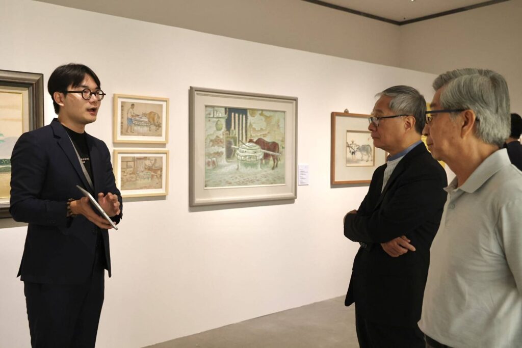 ▲李遠（中）聆聽南國美蔡草如藝術特展」導覽，藝術家蔡草如之子蔡國偉（右）也分享父親創作、手稿保存及多年推動作品捐贈的歷程。（圖/文化部 提供）