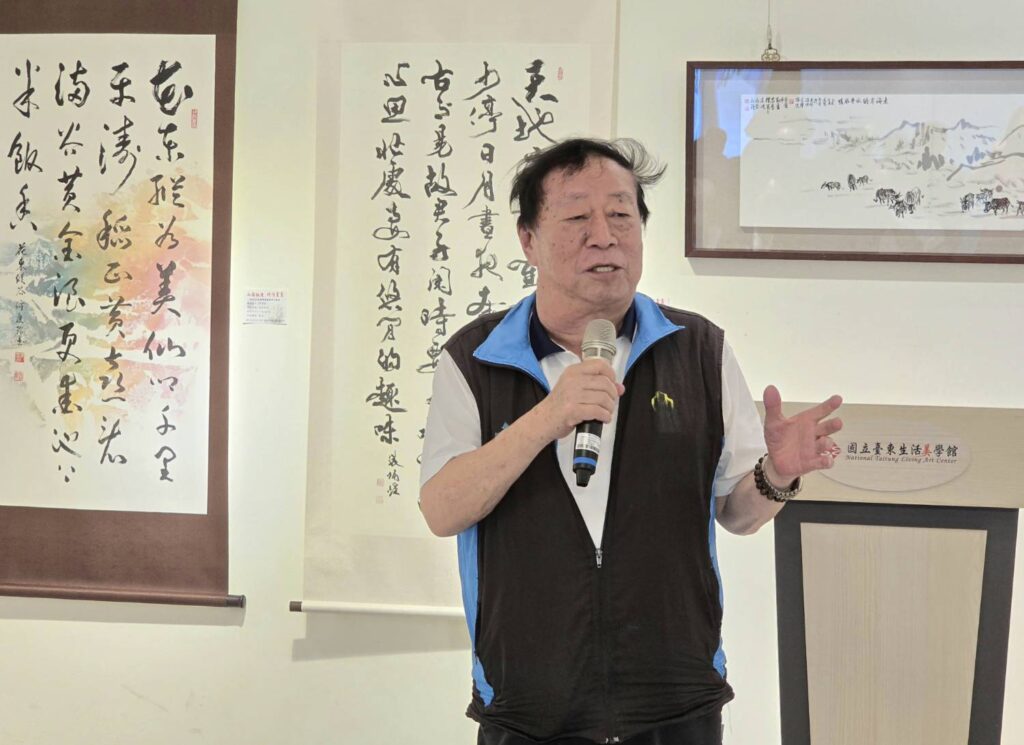 ▲也有作品參展的曾興平教授致詞時認為，能用三地藝術家創作聯展的形式做呈現，且聚焦東臺灣的人文與景觀，這樣的主題展極具正面意義。（記者 詹佳綺/攝）