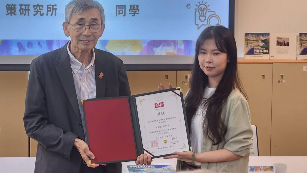 ▲蔡世英（左）代表臺灣藝術史研究學會捐贈10萬元論文獎助金給研究生劉俐廷，對其以研究蔡蔭棠為題的論文創作表達讚賞之意。（記者 辛澎祥/攝）