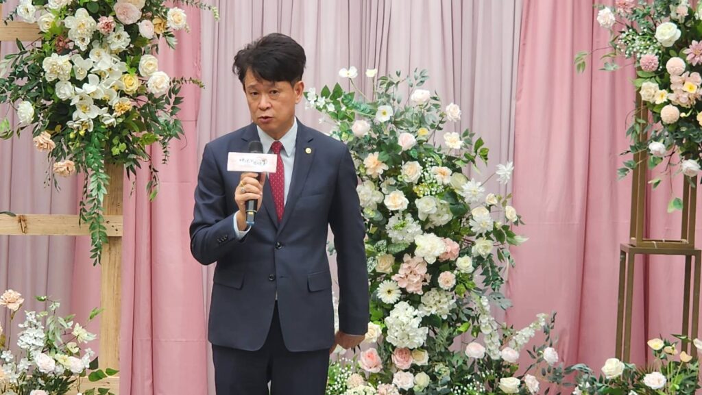 ▲觀光署副署長黃勢芳致詞時表達對阿里山神木下婚禮邁入第20個年頭感到興奮,期待能融入更多美好元素,讓臺灣及國際新人能在阿里山神木下邁向人生新的里程。(記者 辛澎祥/攝)