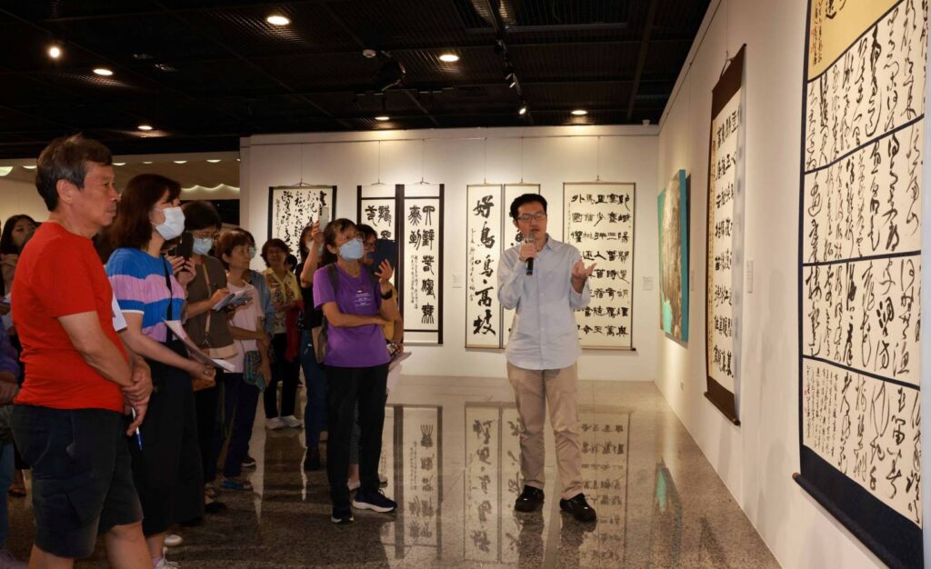 ▲與會貴賓聆聽導覽，專注且投入。（圖/國父紀念館 提供）