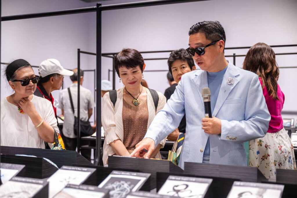 ▲本展策展單位特別為與會貴賓進行導覽，說明這次展覽活動的正面意義，中為文化部藝發司司長周雅菁，正專注聆聽專業策展人員的解說。（圖/文化部 提供）