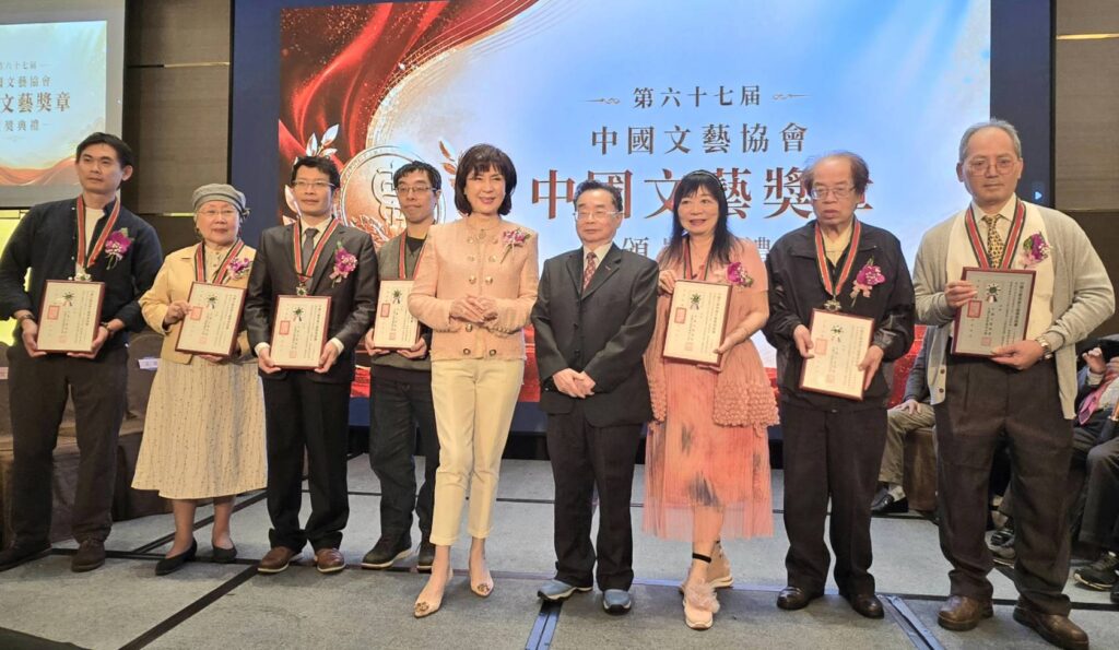 ▲最美麗的節目主持人白嘉莉（中）頒發中國文藝獎章給得獎人，並與得獎者合影留念。（記者 詹佳綺/攝）