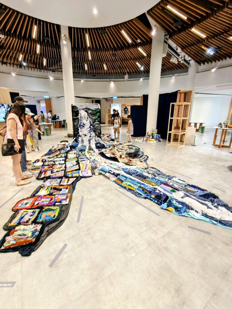 藝術家康雅筑與親子工坊138位學員共同創作的大型裝置《一起來編織美麗的島嶼風景!》，十分吸睛。（記者陳安婷/攝）