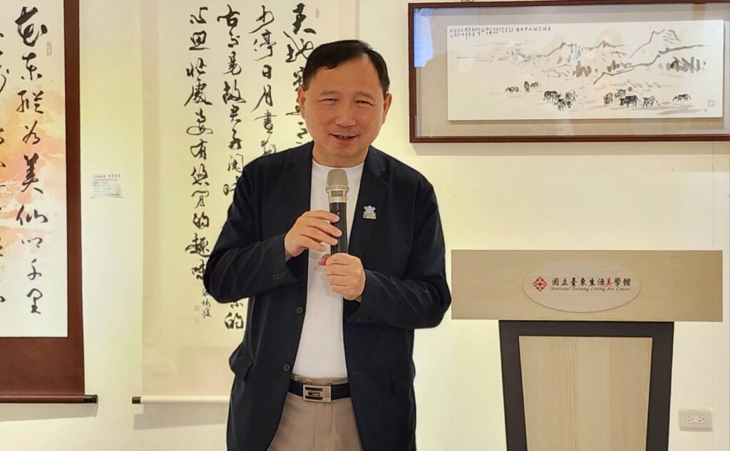 ▲臺東縣政府副縣長王志輝，也是本場展覽的參展藝術家之一，他指出臺東就是一個天然的超大博物館，讓藝術創作者能在其中深刻觀察，深摯體悟，作品所呈現的文化深意能引起外界廣泛關注。（記者 詹佳綺/攝）