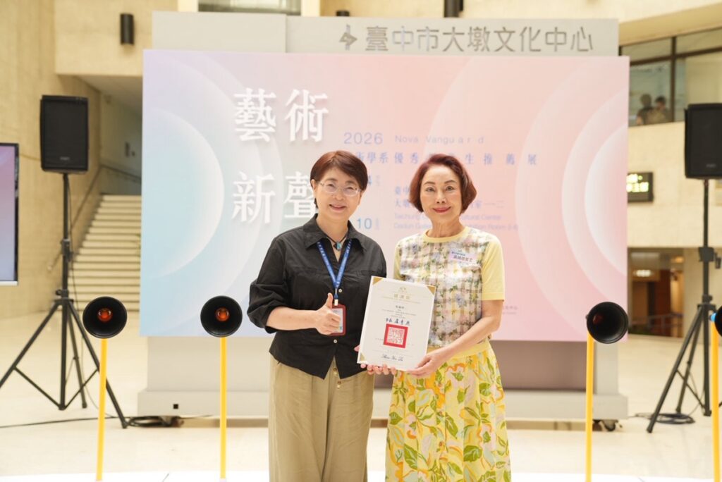 文化局長陳佳君(左)頒發感謝狀予贊助者藝術家吳綿珍女士。（圖/大墩文化中心提供）